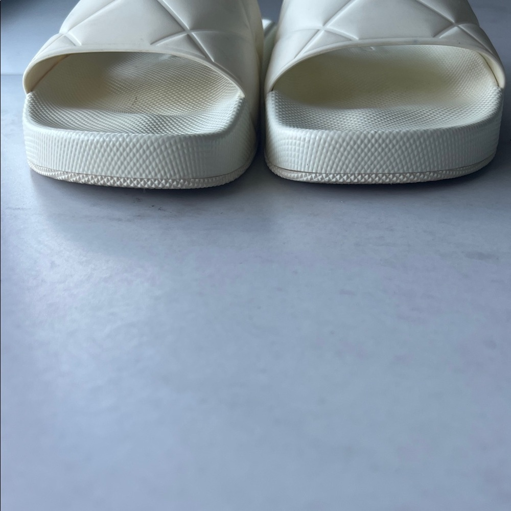 Bottega Veneta Cream Quilted Slide Sandals Size 34 - Picture 4 of 9